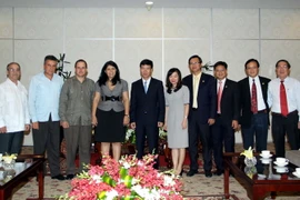 Đoàn đại biểu cấp cao Trung ương Đoàn thanh niên cộng sản Cuba trong chuyến thăm và làm việc tại Thành phố Hồ Chí Minh. (Ảnh: Thanh Vũ/TTXVN)