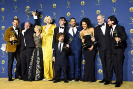 Dàn diễn viên 'Game of Thrones' chụp ảnh với giải thưởng Emmy dành cho Series phim truyền hình xuất sắc nhất thể loại chính kịch tại lễ trao giải ở Los Angeles, California, Mỹ ngày 17/9. (Ảnh: AFP/ TTXVN)