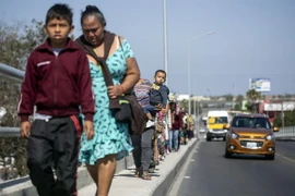 Người di cư tiến về khu vực biên giới Mexico-Mỹ ở Tijuana, bang Baja California (Mexico) ngày 28/4. (Ảnh: AFP/TTXVN)