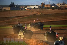 Xe quân sự của các lực lượng Mỹ tiến vào làng Yalanli, thành phố Manbij, Syria ngày 5/3. (Nguồn: AFP/TTXVN) 