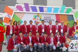 Đoàn Thể thao Việt Nam chụp ảnh lưu niệm sau Lễ thượng cờ. (Ảnh: Đỗ Quyên/TTXVN)