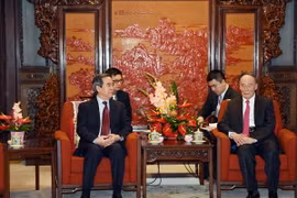 Phó Chủ tịch Trung Quốc Vương Kỳ Sơn (bên phải) tiếp đồng chí Nguyễn Văn Bình và Đoàn đại biểu Đảng Cộng sản Việt Nam tại Bắc Kinh. (Ảnh: Vĩnh Hà/TTXVN)