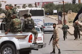 Binh sỹ Syria tuần tra tại ngoại ô thủ đô Damascus ngày 9/4. (Nguồn: AFP/TTXVN)