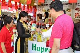 Các gian hàng của Việt Nam luôn tấp nập khách tham quan, mua sắm. (Ảnh: Xuân Tuấn/Vietnam+)