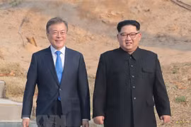 ổng thống Hàn Quốc Moon Jae-in (trái) và nhà lãnh đạo Triều Tiên Kim Jong-un tại cuộc gặp ở làng đình chiến Panmunjom ngày 27/4. (Ảnh: Yonhap/TTXVN)