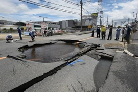 Đường sá bị phá hủy sau trận động đất tại Takatsuki, phía bắc tỉnh Osaka ngày 18/6. (Nguồn: AFP/TTXVN)