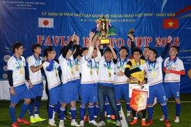 Đội FC Tokai đoạt cúp vô địch Giải bóng đá người Việt Nam tại khu vực Kanto - Nhật Bản. (Ảnh: Thành Hữu/TTXVN)