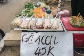 Gà không đầu, không chân “siêu rẻ” bày bán trên vỉa hè. (Ảnh: Đinh Hằng/TTXVN)