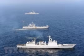Tàu khu trục Hàn Quốc Dae Jo Young (phía dưới). (Nguồn: AFP/TTXVN)