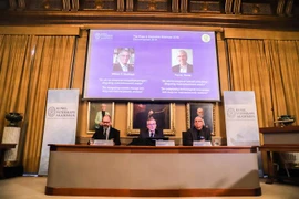 Lễ công bố hai nhà kinh tế học người Mỹ William Nordhaus và Paul Romer giành giải Nobel Kinh tế năm 2018 tại Stockholm, Thụy Điển ngày 8/10. (Ảnh: THX/TTXVN)