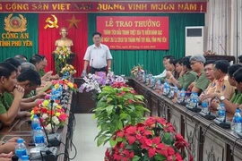 Ông Huỳnh Tấn Việt, Ủy viên Trung ương Đảng, Bí thư Tỉnh ủy, Chủ tịch HĐND tỉnh Phú Yên biểu dương những nỗ lực và chiến công của lực lượng công an tỉnh. (Ảnh: Xuân Triệu/TTXVN)