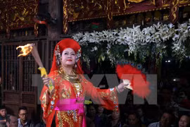 Hình thức diễn xướng dân gian là nghi lễ chính, trung tâm của Thực hành tín ngưỡng thờ Mẫu Tam phủ. (Ảnh: Quang Quyết/TTXVN)