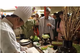 Khách tham quan gian hàng ẩm thực Việt Nam. (Nguồn: Vietnam+)