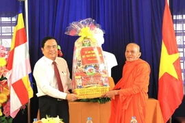 Chủ tịch Ủy ban Trung ương Mặt trận Tổ quốc Việt Nam Trần Thanh Mẫn tặng quà Tết Chol Chnam Thmay cho đại diện Hội đoàn kết sư sãi yêu nước thành phố Cần Thơ. (Ảnh: Thanh Liêm/TTXVN)