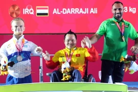 Nguyễn Bình An (áo vàng) trên bục nhận huy chương. (Ảnh: Trần Chiến/Vietnam+)