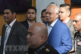 Cựu Thủ tướng Malaysia Najib Razak (giữa) tới trình diện Ủy ban chống tham nhũng (MACC) ở Putrajaya. (Ảnh: AFP/TTXVN)