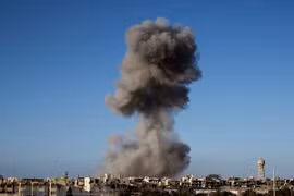 Khói bốc lên sau một cuộc không kích ở Sirte, Libya. Ảnh minh họa. (Nguồn: AFP/TTXVN)