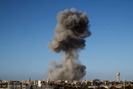 Khói bốc lên sau một cuộc không kích ở Sirte, Libya. Ảnh minh họa. (Nguồn: AFP/TTXVN)