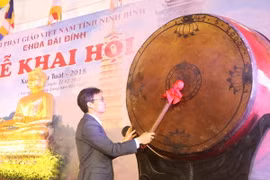 Phó Thủ tướng Chính phủ Vũ Đức Đam đánh trống khai hội. (Ảnh: Ninh Đức Phương/TTXVN)