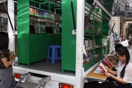 Các đại biểu tham quan không gian đọc của xe thư viện đa phương tiện lưu động. (Ảnh: Thanh Tùng/TTXVN)