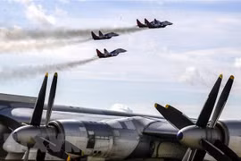Tiêm kích MiG-29 và máy bay ném bom chiến lược Tu-95 của Nga trình diễn tại Diễn đàn Kỹ thuật quân sự quốc tế 2017 ở Kibinka, Nga. (Nguồn: EPA/ TTXVN)