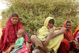 Người dân Somalia đợi nhận lương thực cứu trợ tại Hiran, Somalia. (Nguồn: Anadolu/ AFP/TTXVN)