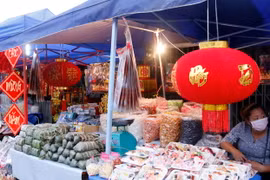 Nhu cầu thực phẩm truyền thống tại Lào tăng cao trong những ngày giáp Tết Việt. (Ảnh: Phạm Kiên/Vietnam+)