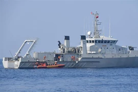 Tàu chiến của hải quân Indonesia KRI Rigel triển khai tìm kiếm các nạn nhân và hộp đen máy bay Lion Air JT 610 ở Karawang thuộc Tây Java, Indonesia ngày 31/10/2018. (Ảnh: AFP/ TTXVN)