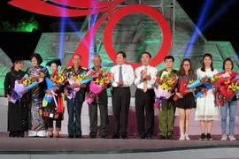 Chủ tịch Uỷ ban Trung ương MTTQ Việt Nam Trần Thanh Mẫn và Bí thư Tỉnh ủy Thái Nguyên Trần Quốc Tỏ tặng hoa cho các gương điển hình tiên tiến của tỉnh Thái Nguyên tại điểm cầu Thái Nguyên. (Ảnh: Thu Hằng/TTXVN)