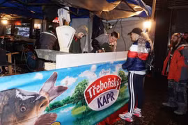 Quầy bán cá chép tại Prague. (Ảnh: Hồng Kỳ/Vietnam+)