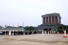 Vào Lăng viếng Bác. (Nguồn: TTXVN)