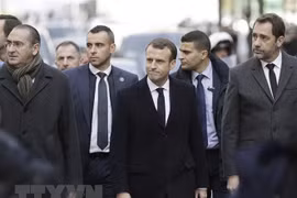 Tổng thống Pháp Emmanuel Macron (giữa, phía trước) và các quan chức Chính phủ thị sát một tuyến phố ở thủ đô Paris, nơi nổ ra các cuộc biểu tình bạo loạn của lực lượng Áo vàng nhằm phản đối tăng giá nhiên liệu, ngày 2/12/2018. (Nguồn: AFP/TTXVN)