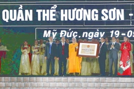 Phó Thủ tướng Chính phủ Vũ Đức Đam trao Bằng xếp hạng Di tích quốc gia đặc biệt quần thể Hương Sơn-chùa Hương cho huyện Mỹ Đức. (Ảnh: Thành Đạt/TTXVN)