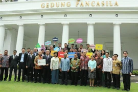 Các Bộ trưởng, Thứ trưởng phụ trách năng lượng 10 nước ASEAN cùng Tổng Thư ký ASEAN Dato Lim Jock Hoi (thứ hai bên phải). (Ảnh: Mỹ Bình/Vietnam+)