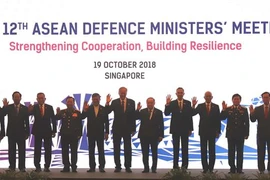 Trưởng đoàn các nước tại hội nghị ADMM 12 chụp ảnh chung. (Ảnh: Xuân Vịnh/TTXVN)