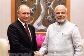Thủ tướng Ấn Độ Narendra Modi (phải) và Tổng thống Nga Vladimir Putin (trái) tại cuộc gặp ở New Delhi ngày 4/10. (Nguồn: THX/TTXVN)