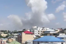 Khói bốc lên tại hiện trường vụ nổ ở Mogadishu ngày 10/9. (Ảnh: Deutsche Welle/ TTXVN)
