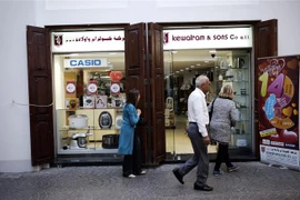 Khách du lịch mua sắm tại một cửa hàng ở thủ đô Manama, Bahrain. (Ảnh: AFP/TTXVN)