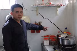 Người dân tố hoạt động nổ mìn là nguyên nhân làm vách nhà nứt toác. (Ảnh: Hưng Thịnh/TTXVN)