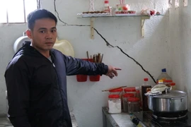 Người dân tố hoạt động nổ mìn là nguyên nhân làm vách nhà nứt toác. (Ảnh: Hưng Thịnh/TTXVN)