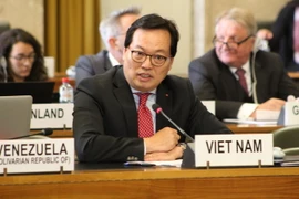 Đại sứ Dương Chí Dũng, Trưởng Phái đoàn Việt Nam tại Geneva (Thụy Sĩ) thay mặt Nhóm G-21 trình bày phát biểu chung về giải trừ vũ khí hạt nhân. (Ảnh: Hoàng Hoa/TTXVN)