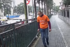 Triệu phú Zhong Congrong dành thời gian rỗi đi dọn rác. (Nguồn: odditycentral)