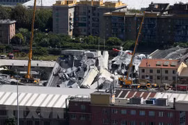 Hiện trường vụ sập cầu cạn ở Genoa, Italy ngày 15/8. (Ảnh: THX/TTXVN) 