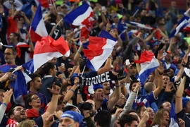 Niềm vui của các cổ động viên Pháp khi những chú “Gà trống Gaulois” giành chiến thắng trước "Quỷ đỏ" trong trận bán kết World Cup 2018. (Nguồn: AFP/TTXVN)