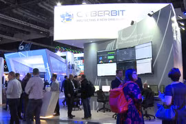 Khách hàng tham quan một gian hàng triển lãm tại Cybertech 2018. (Ảnh: Việt Thắng/Vietnam+)