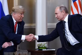 Tổng thống Nga Vladimir Putin (phải) và Tổng thống Mỹ Donald Trump tại hội nghị thượng đỉnh ở Helsinki, Phần Lan ngày 16/7. (Ảnh: AFP/TTXVN)