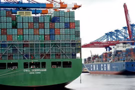 Tàu chở container bỏ neo tại cảng ở Hamburg, thành phố phía bắc Đức. (Nguồn: AFP/TTXVN)