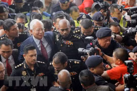Cựu Thủ tướng Malaysia Najib Razak (giữa, trái) tới Tòa thượng thẩm Kuala Lumpur. (Nguồn: EPA/TTXVN)