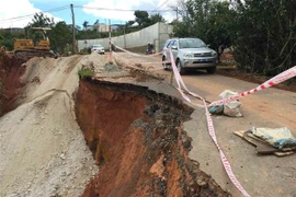 Đoạn sạt lở kéo dài hơn 20m thuộc taluy âm với độ sâu khoảng 10m rất nguy hiểm. (Ảnh: Nguyễn Dũng/TTXVN)