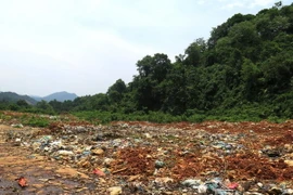 Bãi rác ở thôn Lũng Loét, xã Ngọc Linh, huyện Vị Xuyên gây ô nhiễm môi trường nghiêm trọng. (Ảnh: Minh Tâm/TTXVN)